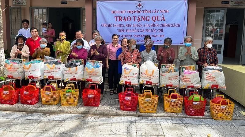 Poor people in Phuoc Chi commune receive gifts. (Photo: NDO)