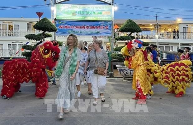 The foreign tourists arrive in Can Tho. (Photo: VNA)