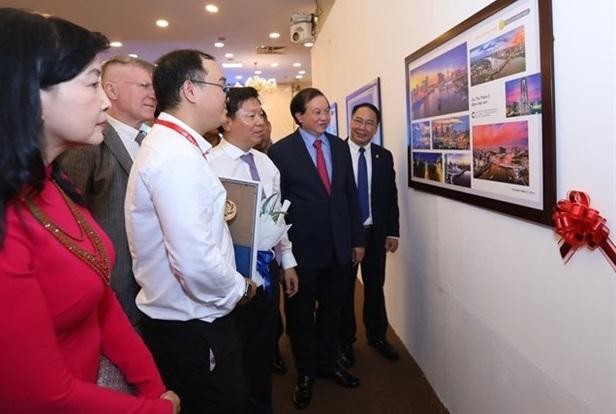 Deputy Minister of Culture, Sports and Tourism Ta Quang Dong (second from right) and delegates at the exhibition. (Photo: VNA)