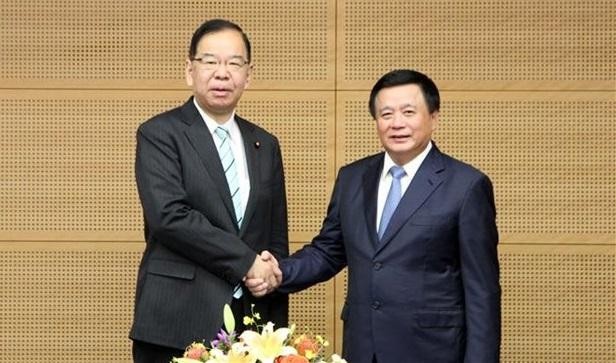 Nguyen Xuan Thang, Politburo member, Chairman of the Central Theory Council and President of the Ho Chi Minh National Academy of Politics (R) meets Chairman of the Presidium of the Communist Party of Japan (CPJ) Central Committee Kazuo Shii (Photo: VNA)
