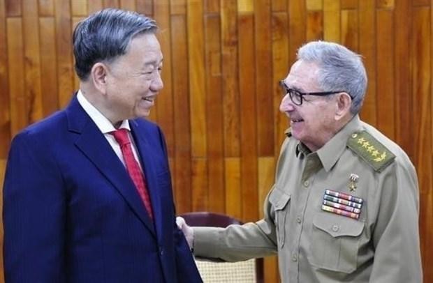 General To Lam (L) meets General Raúl Castro Ruz (Photo: VNA)