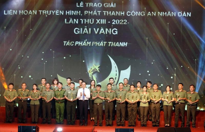 Gold prize winners are honoured at the ceremony. (Photo: cand.com.vn)