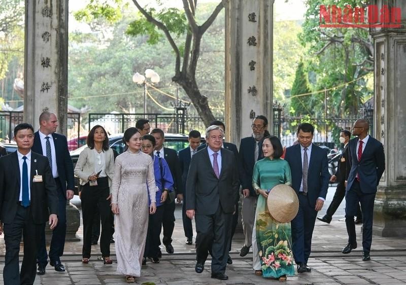 On the afternoon of October 22, UN Secretary-General Antonio Guterres and UN officials visited Van Mieu-Quoc Tu Giam.