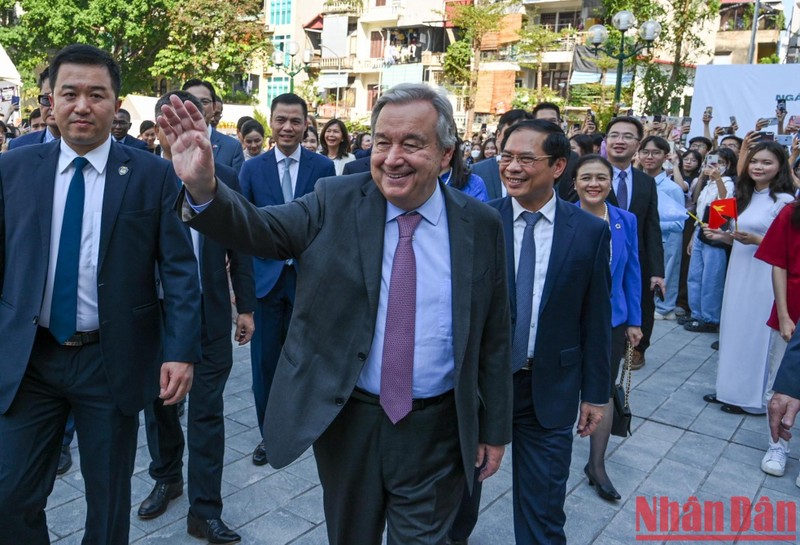 UN Secretary-General Antonio Guterres and Foreign Minister Bui Thanh Son and other delegates attend the dialogue session at the Diplomatic Academy of Vietnam.
