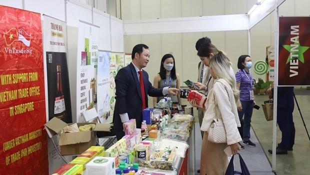 Cao Xuan Thang, representative of the Vietnam Trade Office, introduces Vietnamese products at the fair.(Photo: VNA)