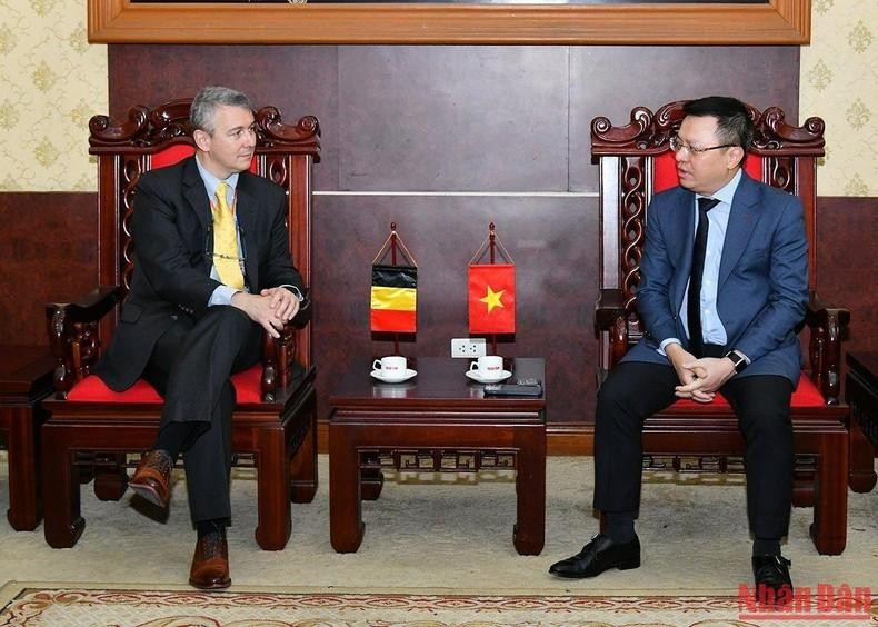 Editor-in-Chief of Nhan Dan Newspaper Le Quoc Minh receives Belgian Ambassador to Vietnam Karl Hendrik Margareta van den Bossche. (Photo: NDO)