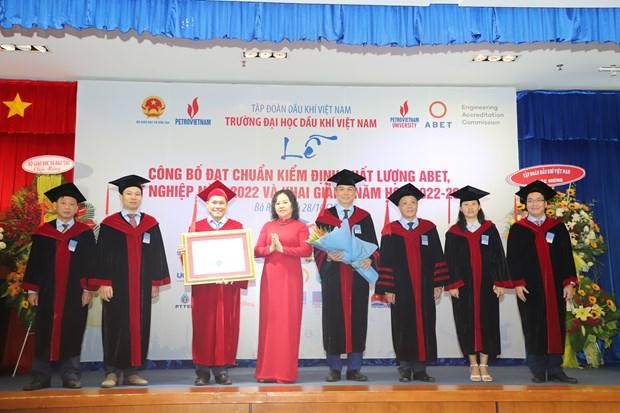 Deputy Minister of Education and Training Ngo Thi Minh (fourth from left) presents the ABET accreditation certificate to the PetroVietnam University on October 28. (Photo: VNA)
