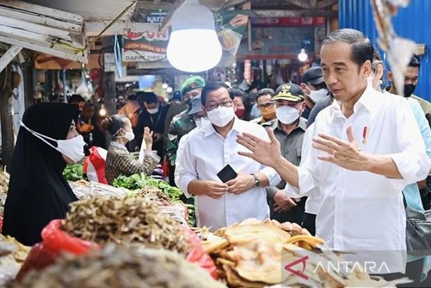 President Joko Widodo speaks to traders after providing social assistance at Klandasan Market (Photo: Antara)