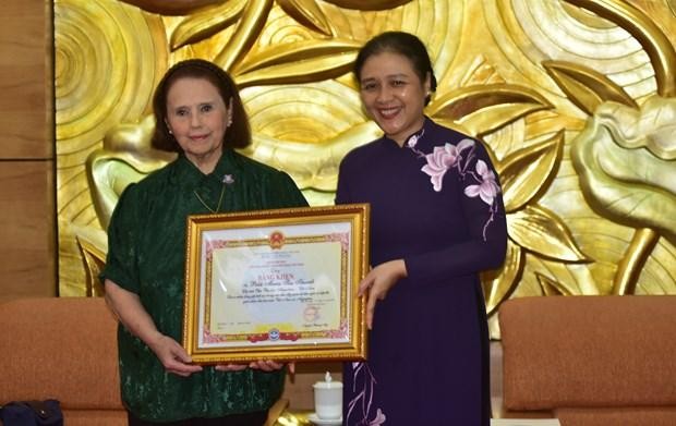 VUFO President Ambassador Nguyen Phuong presents a certificate of merit to Chairwoman of the Argentina-Vietnam Culture Institute (ICAV) Poldi Sosa Schmidt, who has spent over five decades on conducting friendship activities with Vietnam (Photo: VNA)