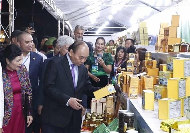 President Nguyen Xuan Phuc visits a booth at the fair (Photo: VNA)