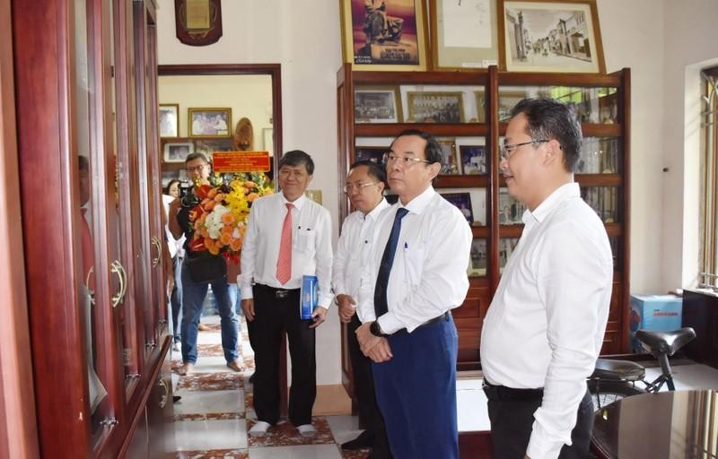 Secretary of the Ho Chi Minh City Party Committee Nguyen Van Nen, visits the room where documents and photos are stored at the family of the late Professor, People's Teacher Tran Van Giau. (Photo: Dan Nhu)