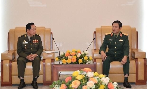 Deputy Defence Minister Sen. Lieut. Gen. Nguyen Tan Cuong (R) and General Khim Bunsong, Secretary of State of the Cambodian Ministry of National Defence and Chairman of the Royal Cambodian Army’s military sports council (Photo: qdnd.vn)
