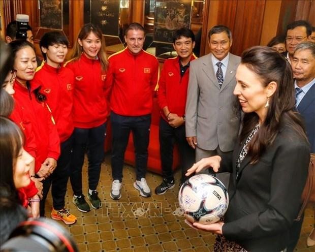 New Zealand Prime Minister Jacinda Ardern meets the Vietnamese women's football team. (Photo: VNA)