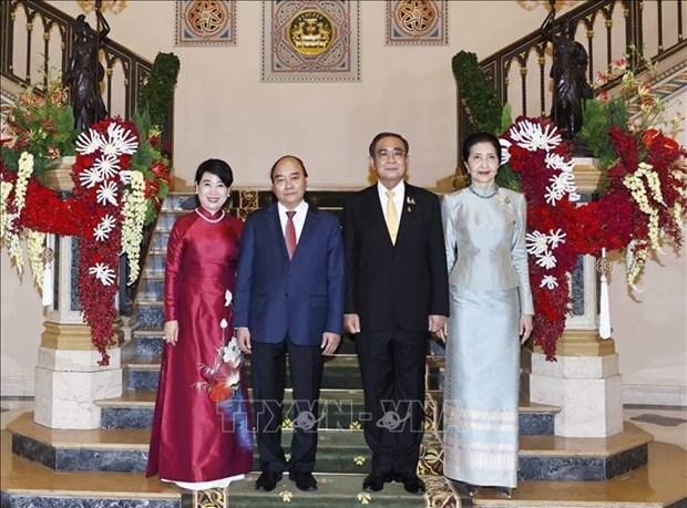 President Nguyen Xuan Phuc (second from left ) his spouse (first, left) and Thai Prime Minister Prayut Chan-o-cha (second from right) and his spouse. (Photo: VNA)