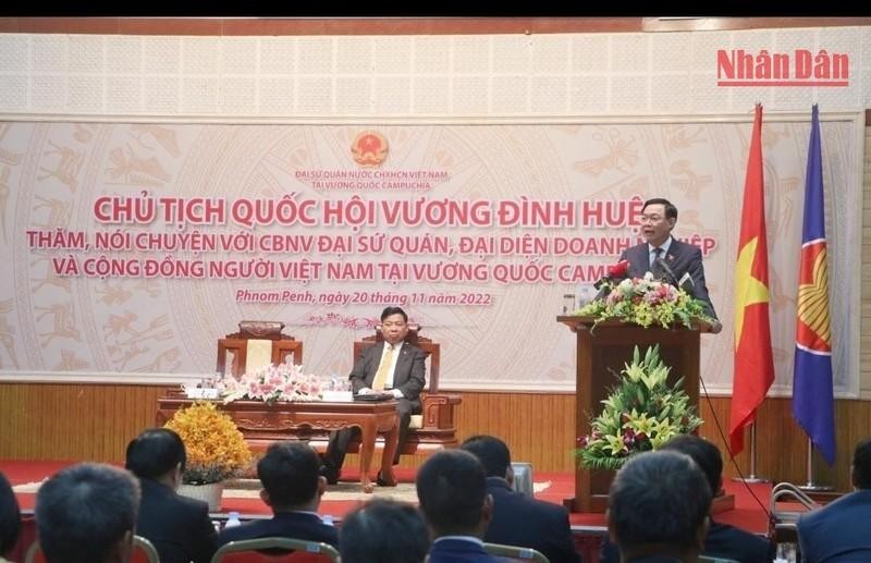 National Assembly Chairman Vuong Dinh Hue speaks at the meeting.