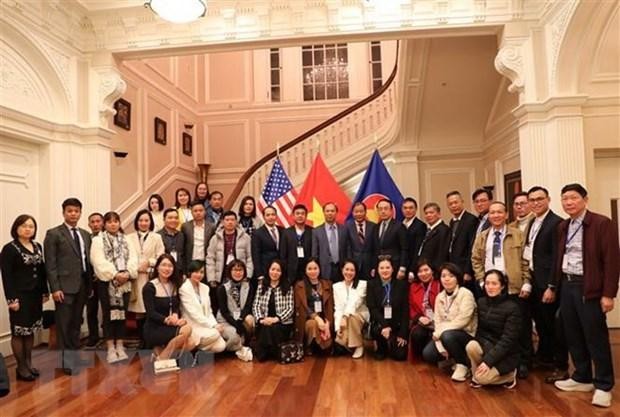 Delegation of Vietnamese businesses posing for a photo with Vietnamese Embassy staff (Photo: VNA)