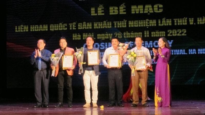 Four gold medals were presented to outstanding plays at the closing ceremony.
