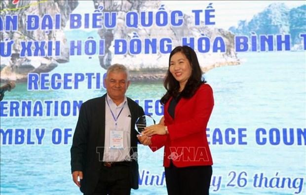 A representative of the WPC delegation (L) presents a gift to a Quang Ninh leader (Photo: VNA)