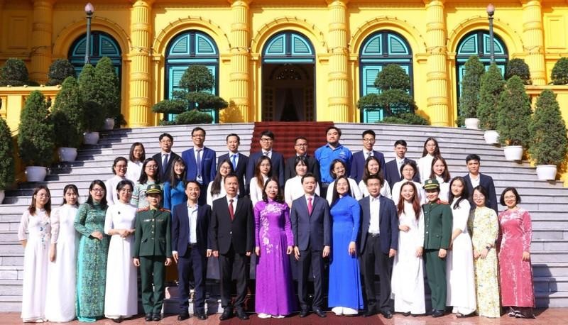 VP Nguyen Thi Anh Xuan poses for a group photo with the delegates.