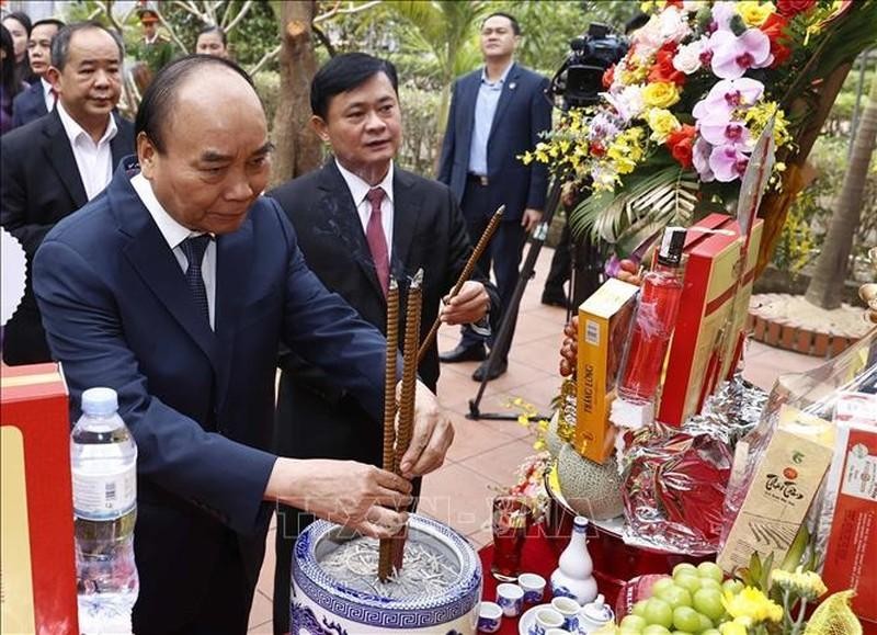 President offers incense in commemoration of poet Ho Xuan Huong and fallen soldiers in Nghe An