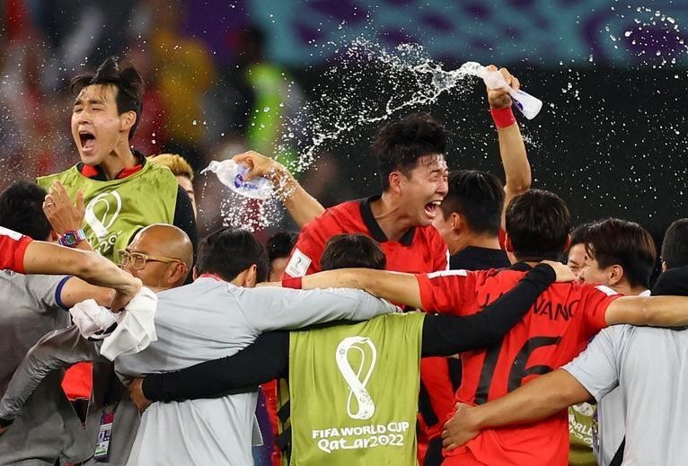 The Republic of Korea players and coaching staff celebrate after the match as the Republic of Korea qualify for the knockout stages. (Photo: Reuters) 