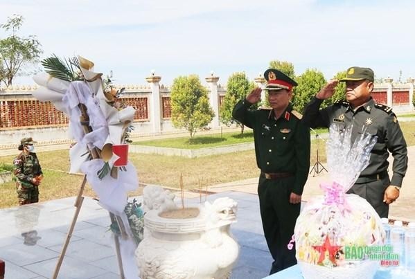 Leaders of Military Region 5 and Military Region 1 of the Royal Cambodian Military offer incense to martyrs at the monument commemorating Vietnamese and Cambodian Heroic Martyrs in Stung Treng province (Photo: qdnd.vn)