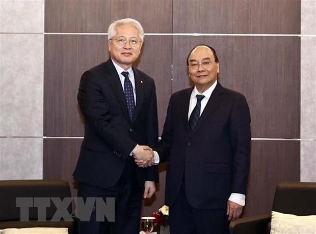 President Nguyen Xuan Phuc (R) and Vice Chairman and CEO of LG Corp. Kwon Bong-seok at their meeting on December 5. (Photo: VNA)