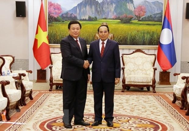 Politburo member Nguyen Xuan Thang (L), President of the Ho Chi Minh National Academy of Politics (HCMA), meets with Lao Vice President Bounthong Chitmany in Vientiane on December 6. (Photo: VNA) 
