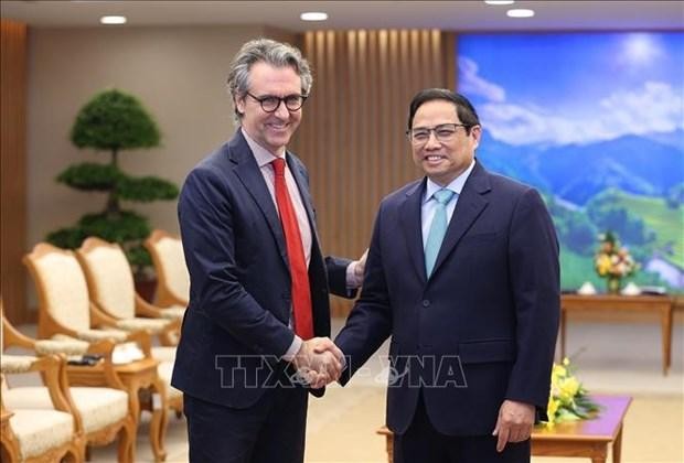 Prime Minister Pham Minh Chinh (R) and Ambassador Giorgio Aliberti, Head of the European Union Delegation to Vietnam. (Photo: VNA)