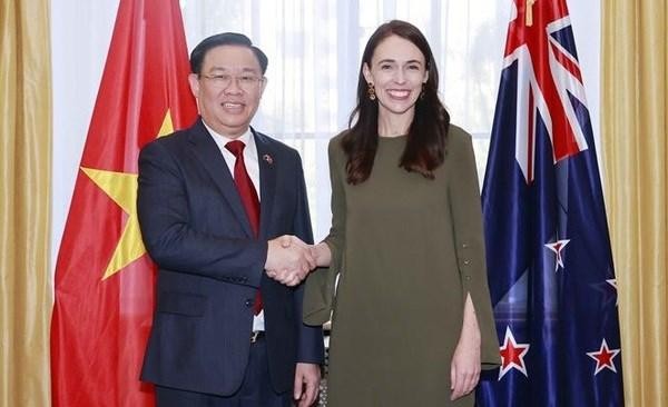 National Assembly Chairman Vuong Dinh Hue (L) meets New Zealand Prime Minister Jacinda Ardern in Wellington on December 6 (Photo: VNA)
