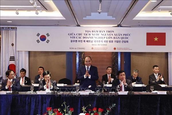 President Nguyen Xuan Phuc (standing) at the dialogue with major RoK businesses (Photo: VNA)