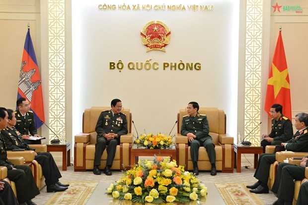 Minister of National Defence Gen. Phan Van Giang (R) and Vice-president and Secretary-general of the Cambodian Veterans Association (CVA) Gen. Kim Kun (Photo: qdnd.vn)