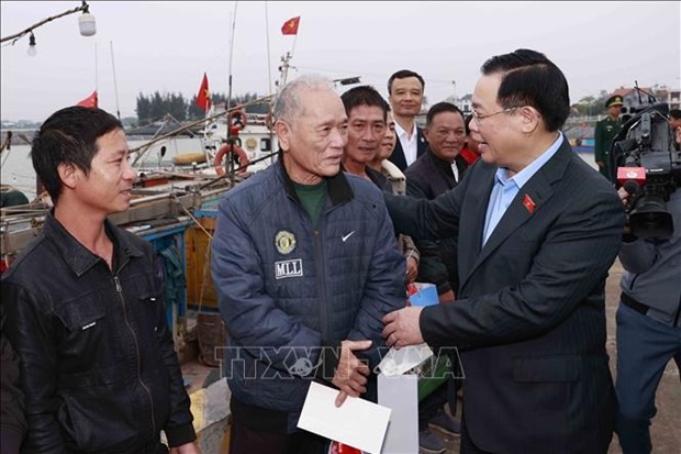 Chairman of the National Assembly (NA) Vuong Dinh Hue (1st from right) and fishermen at the Cua Phu port in Dong Hoi city’s Bao Ninh commune. (Photo: VNA)