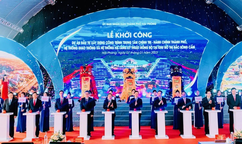 Permanent member of the PCC’s Secretariat Vo Van Thuong and other delegates pressed the button to start the construction investment project of the Political-Administrative Centre of Hai Phong City.