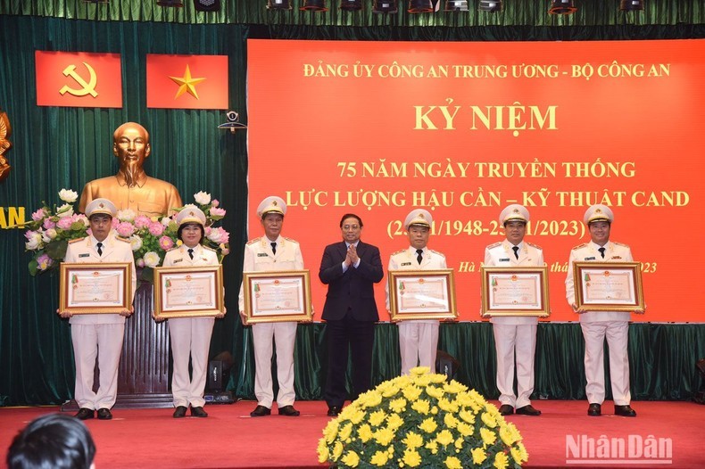 PM Pham Minh Chinh awards the Second- and Third-Class Fatherland Defence Orders to outstanding collectives.