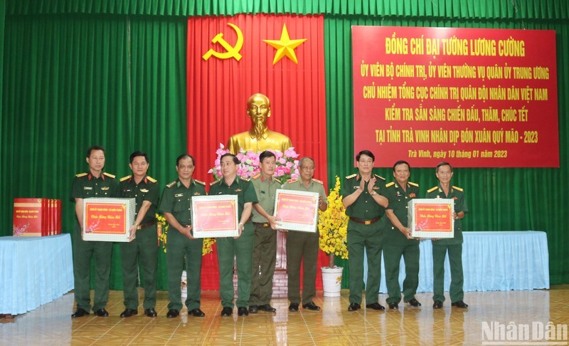 Representatives of the armed forces in Tra Vinh Province receive Tet gifts from the Ministry of Defence.