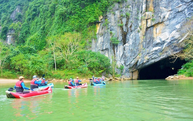 Visitors kayaking to explore Phong Nha cave. (Photo: Nhan Dan Newspaper)