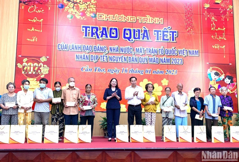 Vice President Vo Thi Anh Xuan presents Tet gifts to needy households in Can Tho City.