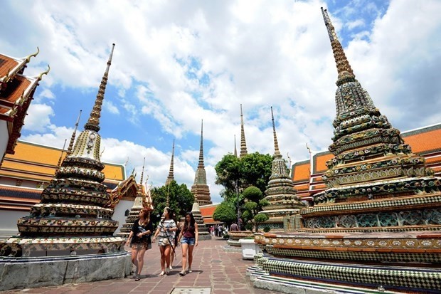 Foreign tourists visit Bangkok, Thailand (Photo: AFP/VNA)