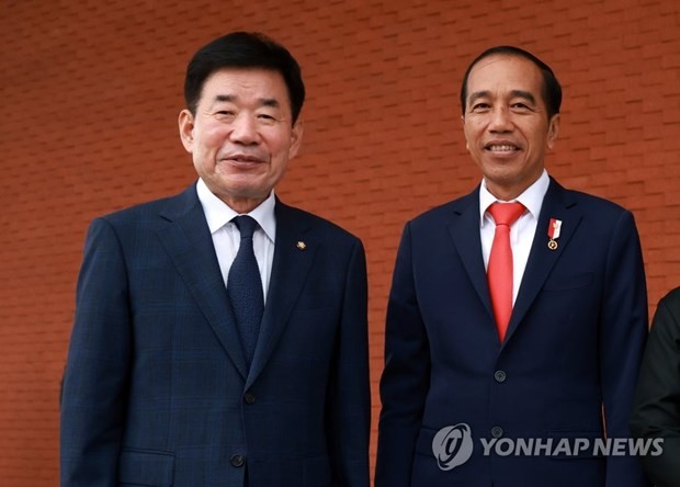 The RoK's National Assembly Speaker Kim Jin-pyo (L) and Indonesia President Joko Widodo pose for a photo during their meeting in Jakarta on January 19, 2023. (Photo: Yonhap)