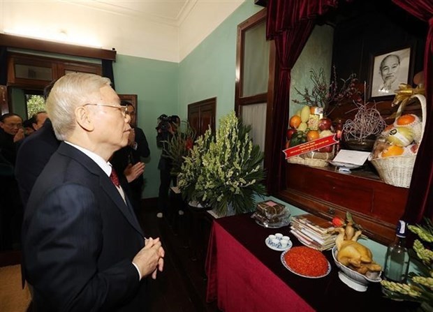 Party General Secretary Nguyen Phu Trong offers incense in tribute to late President Ho Chi Minh. (Photo: VNA)