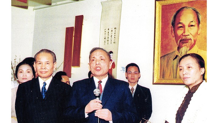 On January 28, 1973, Foreign Minister Nguyen Duy Trinh, Head of the Delegation of the Democratic Republic of Vietnam Xuan Thuy and Head of the delegation of the Provisional Revolutionary Government of the Republic of South Vietnam Nguyen Thi Binh visited the Vietnamese Association in France after signing the Paris Agreement. Photo courtesy of the Vietnamese Association in France