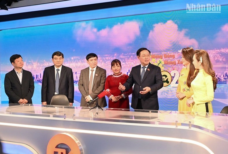 NA Chairman Vuong Dinh Hue visits the NA’s television station. (Photo: NDO/Duy Linh)