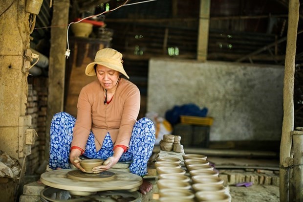 Artisans in the Thanh Ha ancient pottery village have kept their traditional method of making pottery - hand made and wheel thrown (Photo: VNA)