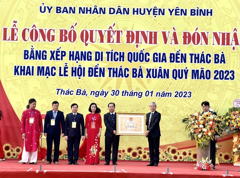 At the ceremony to receive certificate recognising Thac Ba Temple as a national relic site (Photo: NDO)