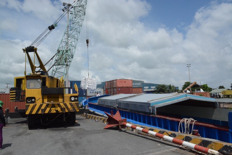 Loading and unloading goods at Tan Cang - Can Tho Port.