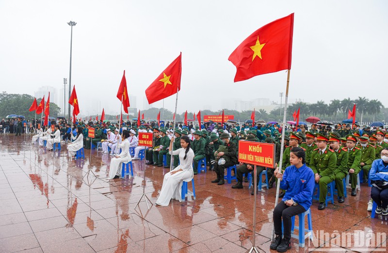 On the morning of February 6, the People's Committee of Nam Tu Liem District (Hanoi) held a ceremony to see off newly-recruited soldiers, at My Dinh National Stadium.