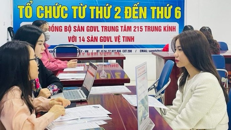An exchange between employers and employees in Hanoi (Photo: hanoimoi.com.vn)