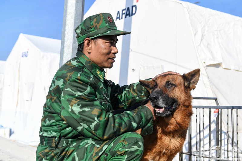 Major Tran Quoc Huong with service dog Pocka, in Hatay (Turkey).