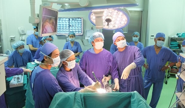 Prof. Dr. Tran Binh Giang - Director of Viet Duc University Hospital (C) and colleagues perform an endoscopic surgery (Photo courtesy of VDUH)